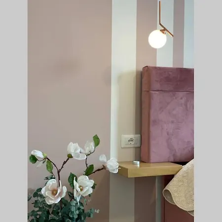 Spacious 1br Hub With Balcony טיראנה