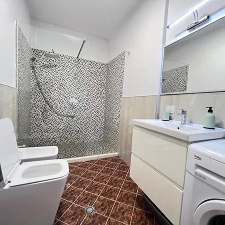 Spacious 1br Hub With Balcony * טיראנה